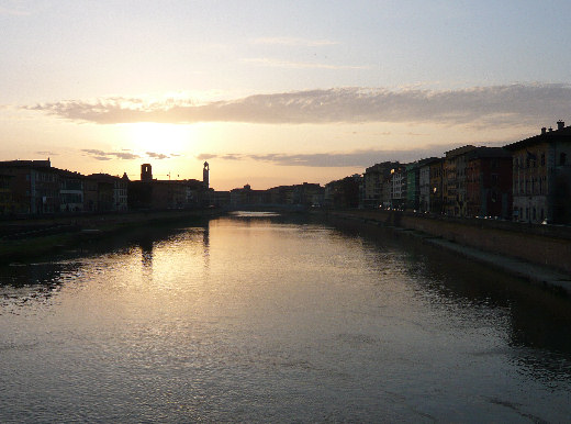 Arno con Tramonto nel centro storico di Pisa