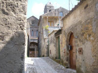 Scorcio di una stradina del centro medievale di Casertavecchia con chiesa dell'Annunziata