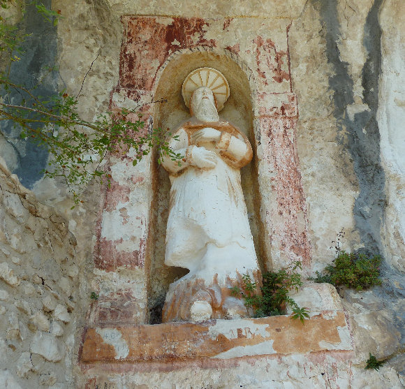 Foto di una statua all'Eremo_di_Santo_Spirito