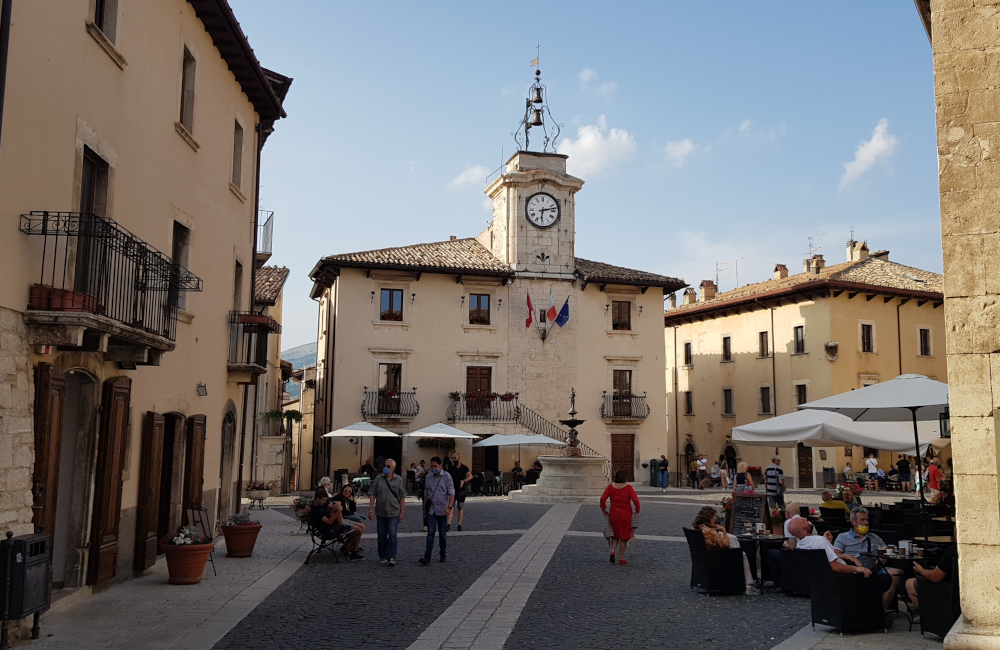 Pescocostanzo Piazza Municipio col palazzo comunale