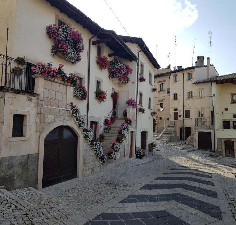 Pescocostanzo case col caratteristico vignale