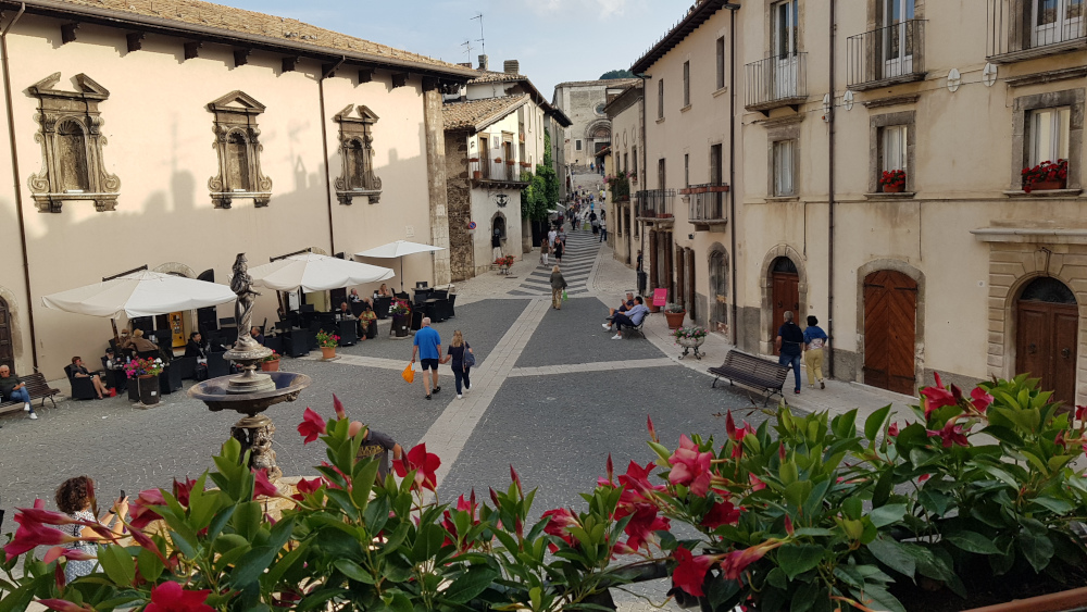 Pescocostanzo centro storico con via Vulpes