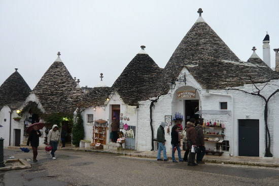 Trulli e negozietti caratteristici