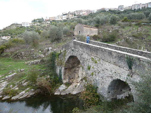 Ponte medievale sul fiume Calore a Laurino