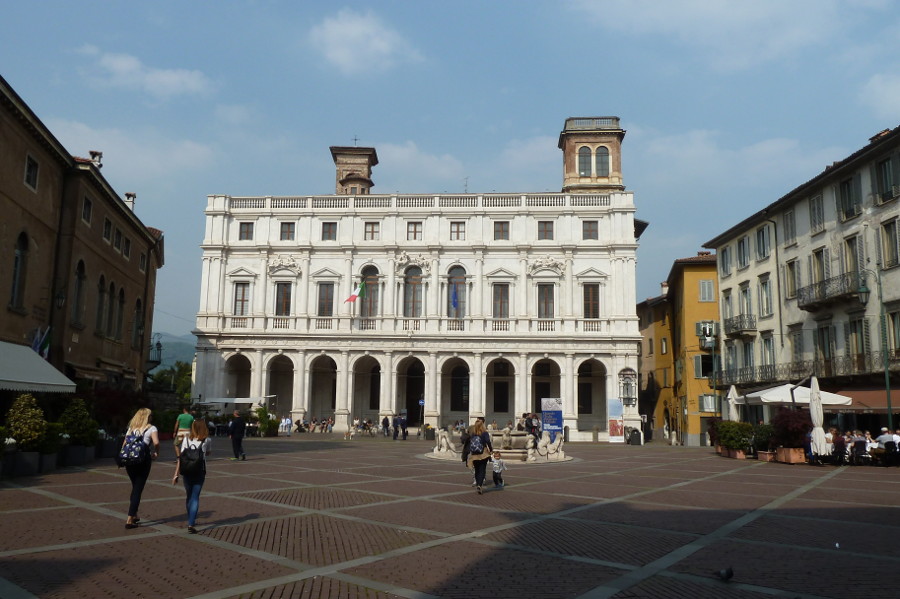 Bergamo Il Palazzo Nuovo la biblioteca civica Angelo Mai