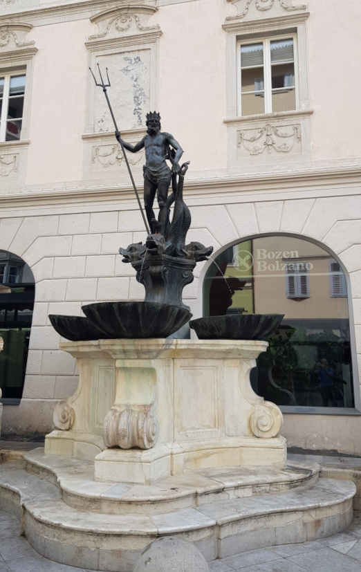 Bolzano Piazza delle Erbe con Fontana di Nettuno