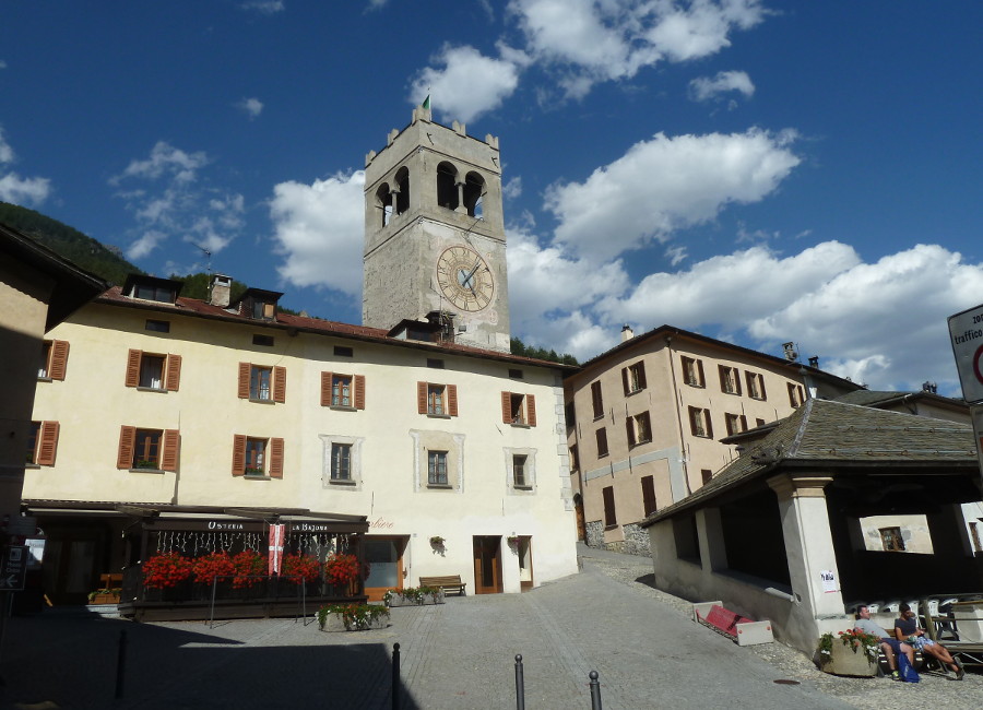 Bormio Piazza Cavour Kuerc e Torre della Bajona