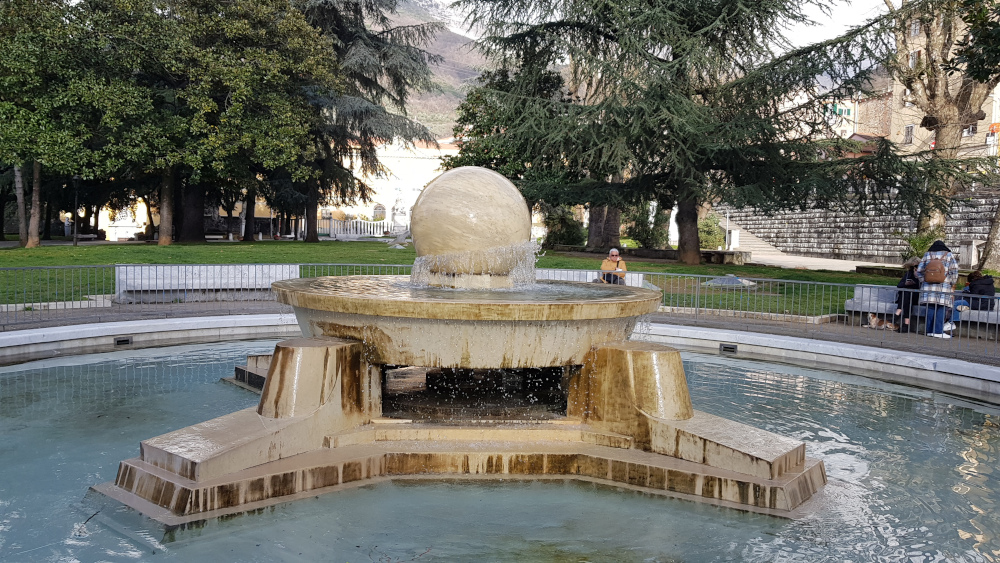 Carrara Fontana di Piazza D'Armi Pietra galleggiante di Kenneth Davis