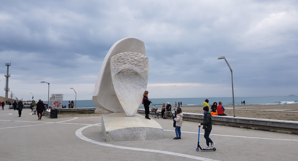 Carrara Largo Marinai d'Italia inizio passeggiata sul molo