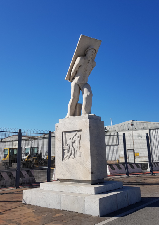 Carrara la statua di marmo Il Buscaiol
