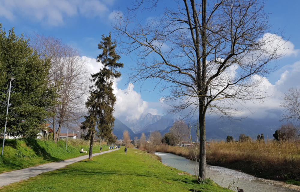 Carrara passeggiata lungo fiume Carrione