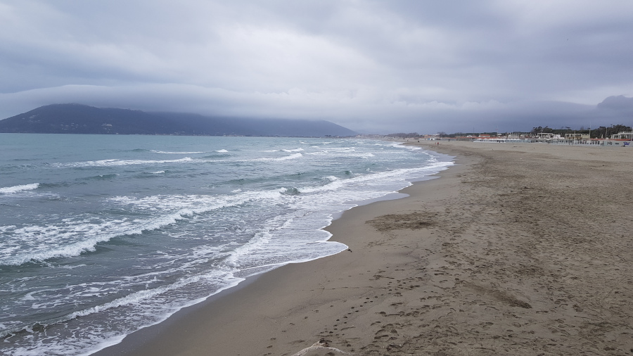 Punta Bianca vista dalle spiagge di Marina di Carrara