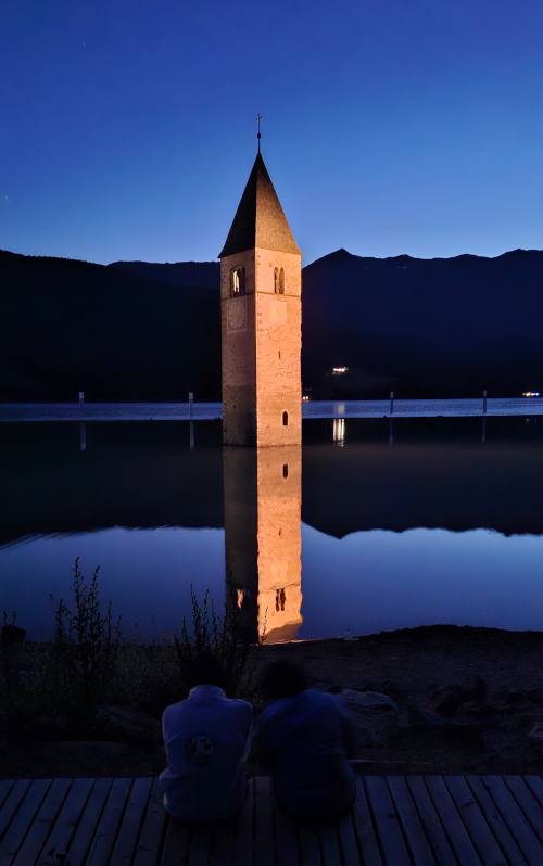 Campanile di Curon Venosta di notte