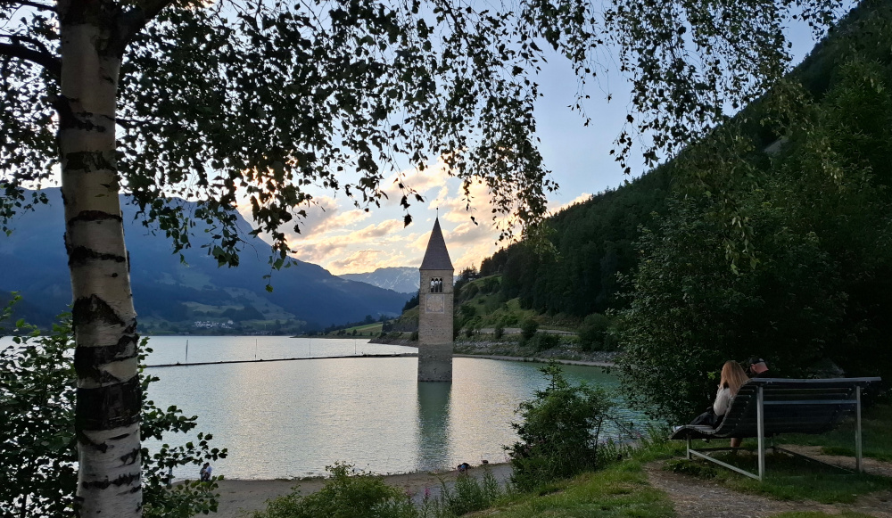 Campanile sommerso di Curon Venosta al tramonto