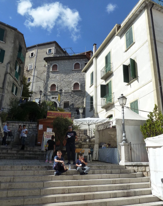 Cusano_Mutri scale Piazza Roma