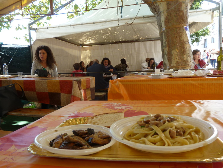 Sagra dei funghi Cusano_Mutri  funghi alla griglia e tagliatelle ai funghi
