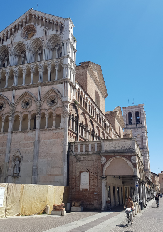 Foto di Ferrara laterale Duomo