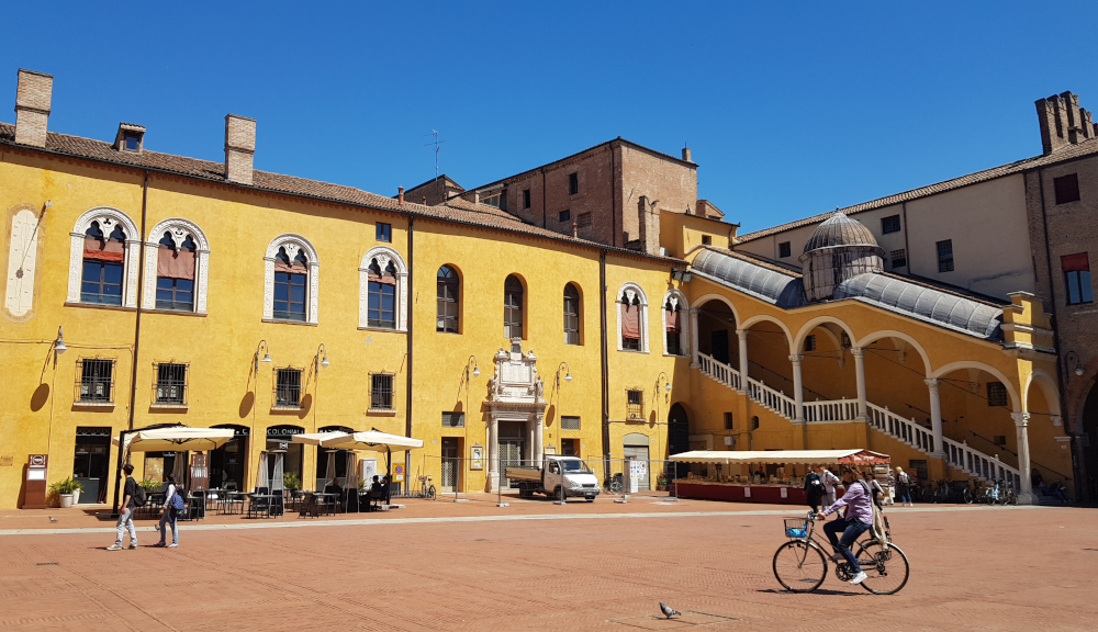 Foto di Ferrara piazza municipale