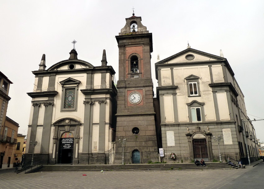 Giugliano in Campania Chiesa dell'Annunziata e l'antico ospedale