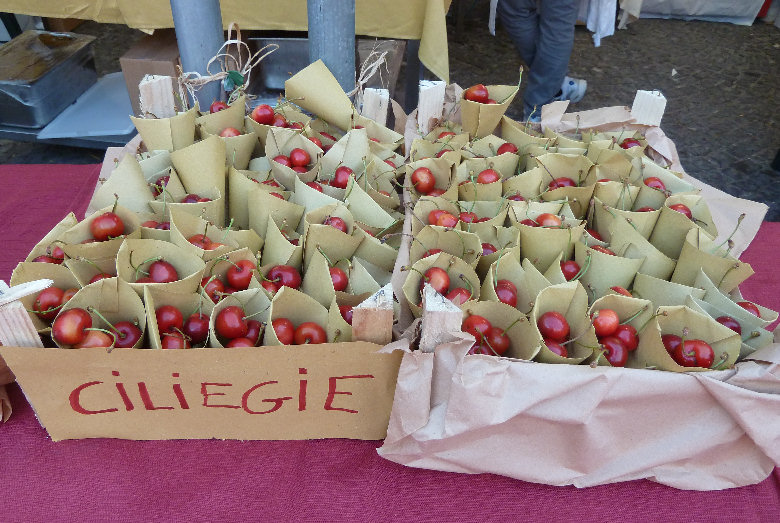Sacchetti_di_ciliegie alla Festa_della_Ciliegia di Gragnano