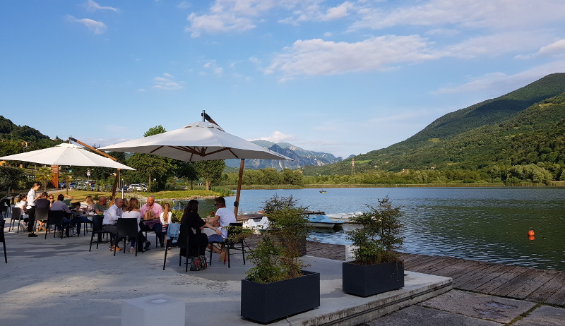 Lago di Endine con bar