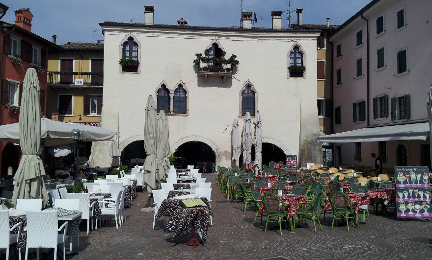 Garda il portico