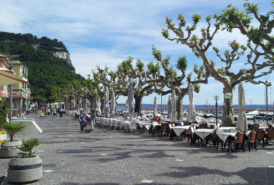 Area pedonale del lungolago di Garda