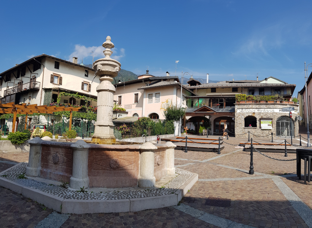 Levico_Terme Fontana Vecchia in Piazza_Venezia