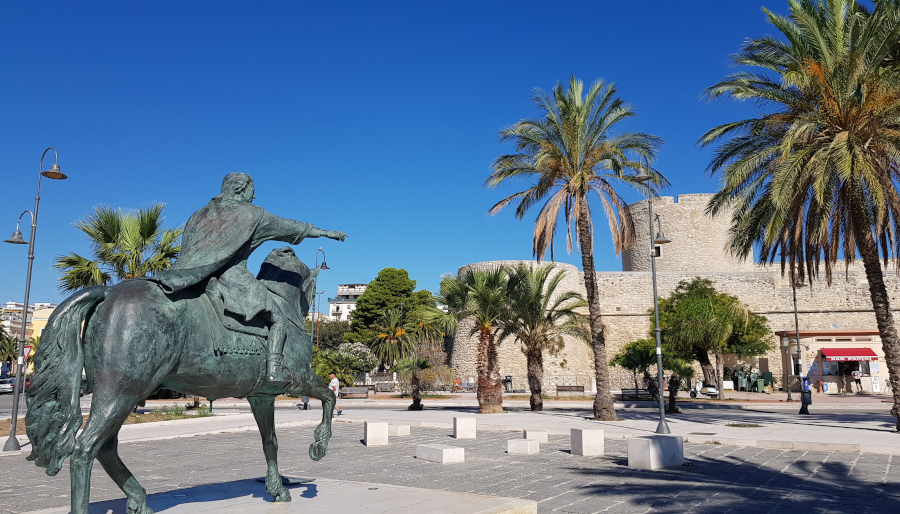 Manfredonia Monumento dedicato a Re Manfredi