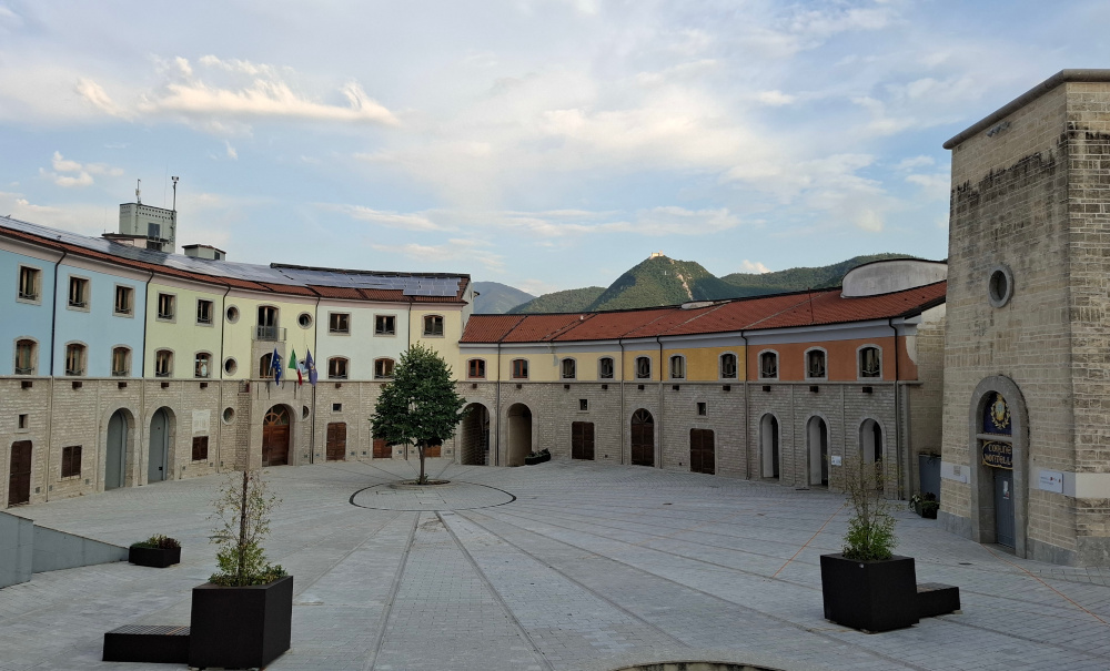 Piazza degli Irpini con Municipio di Montella