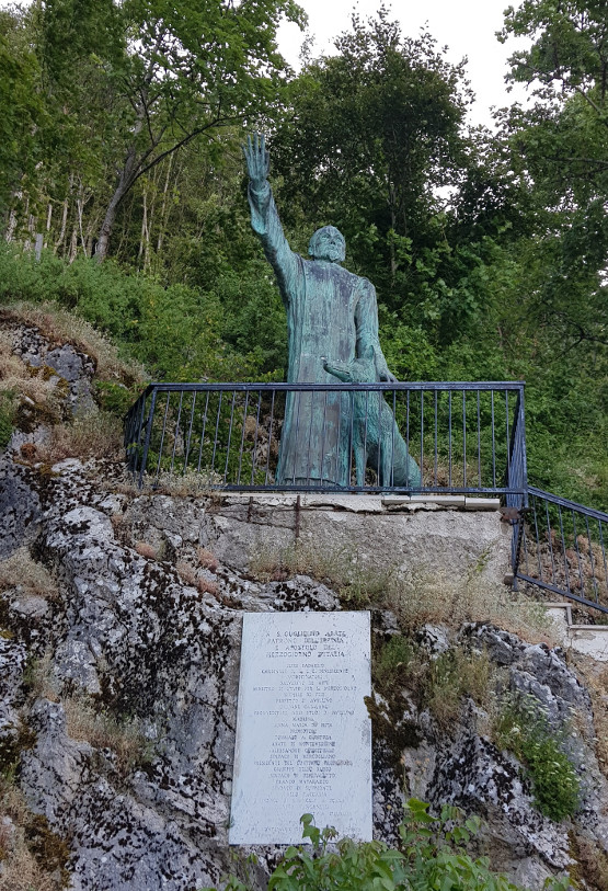 La statua di San Guglielmo di Montevergine