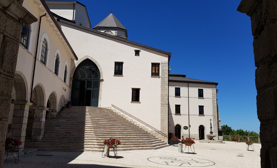 MonteVergine scala d'accesso alla basilica antica