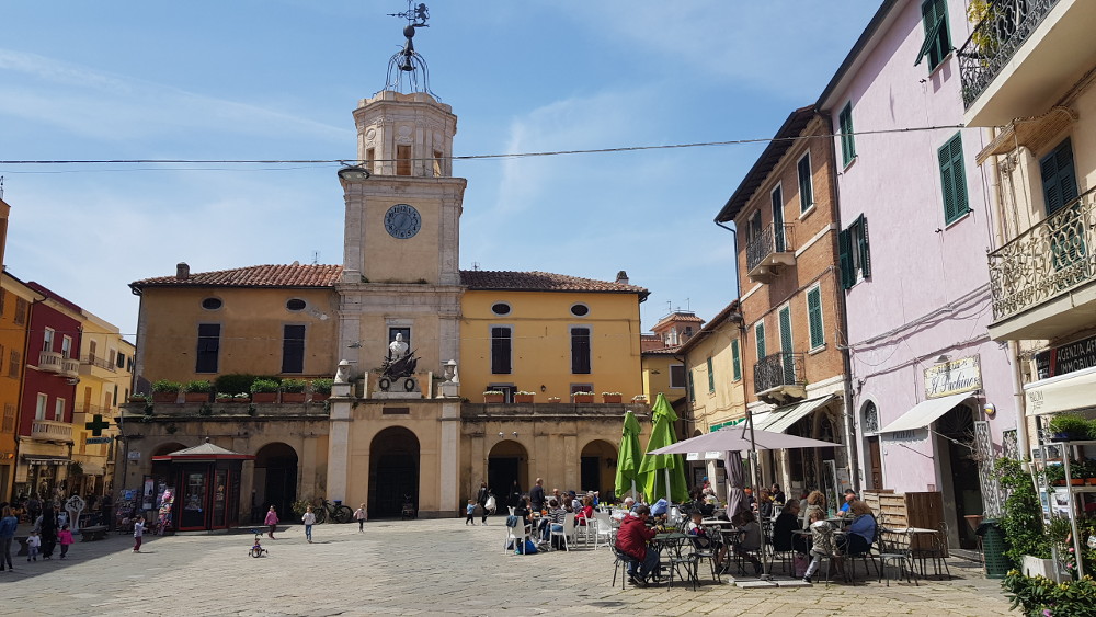 Orbetello Piazza Eroe dei due mondi con Palazzo del Podestà