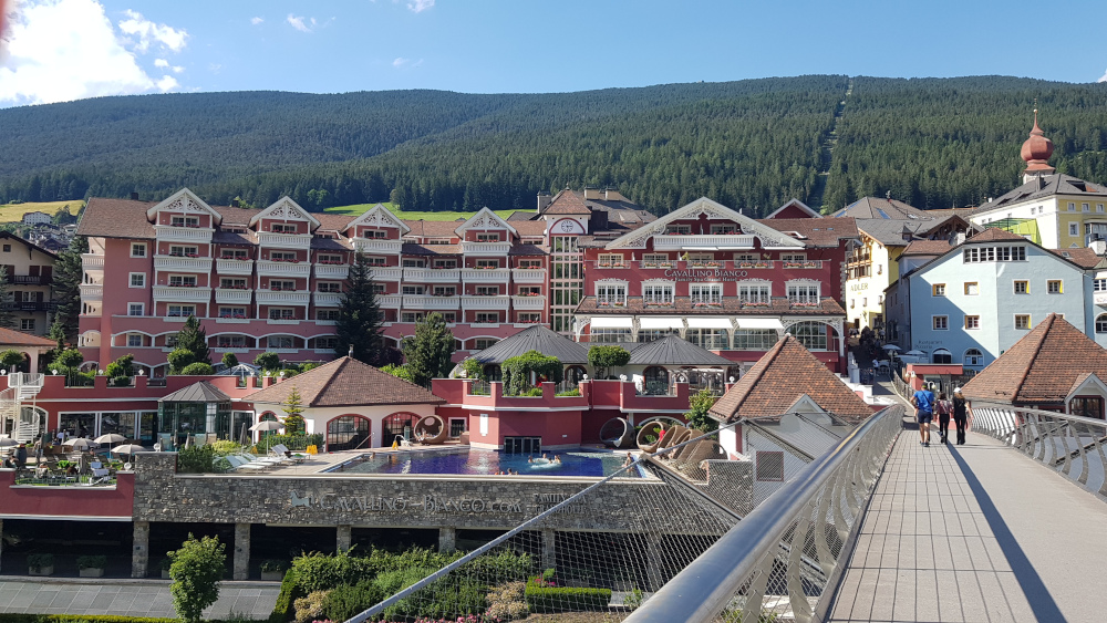 Ortisei Cavallino_Bianco con ponte pedonale
