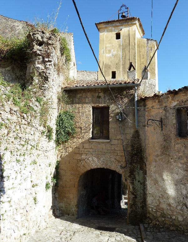 Via Arco Costantino con Torre dell'orologio