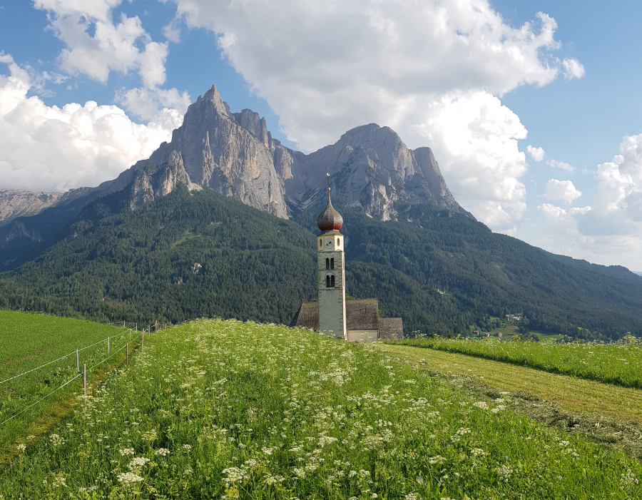 Siusi chiesa di San_Valentino col Massiccio dello Sciliar
