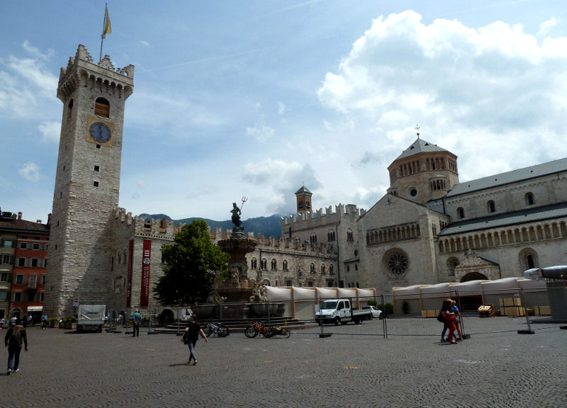 Trento Cattedrale di San Vigilio e fontana del Nettuno in Piazza Duomo