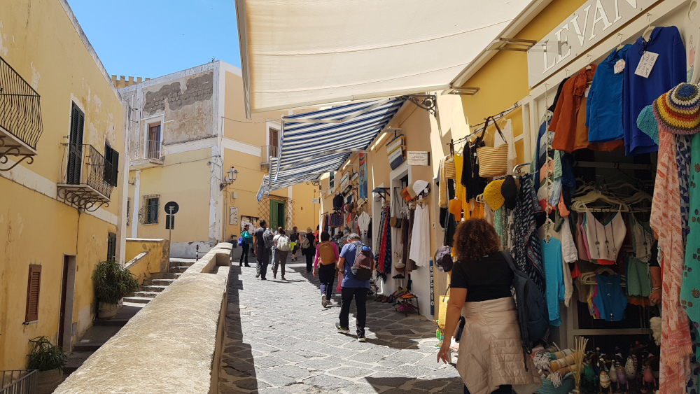 Ventotene negozietti del centro