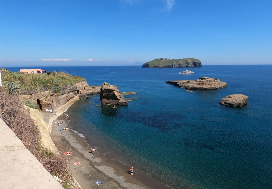 Ventotene spiaggia Cala Nave