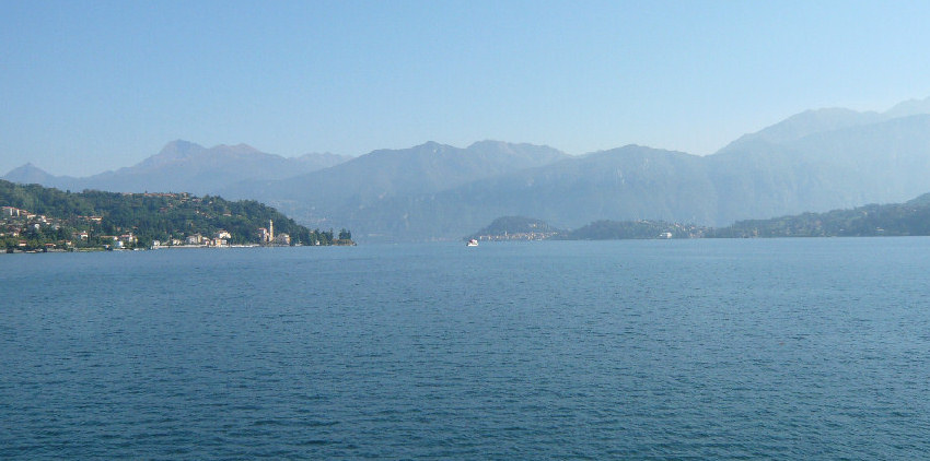 Lago di Como con i Monti Lariani