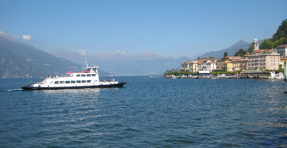 Battello_turistico in arrivo a Bellagio