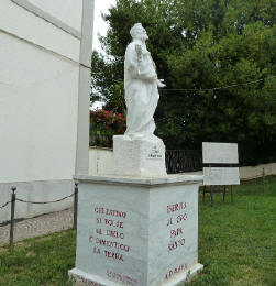 Isernia statua di Celestino V