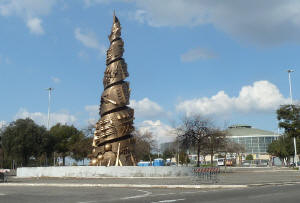 Obelisco Novecento di Arnaldo Pomodoro Roma Eur