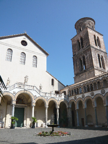 Il Duomo di Salerno con il campanile