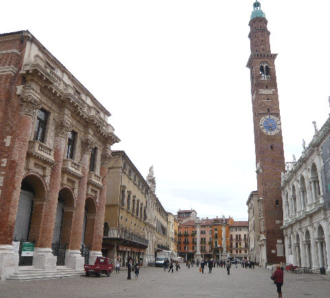 Piazza dei Signori di Vicenza con la Torre Bissara