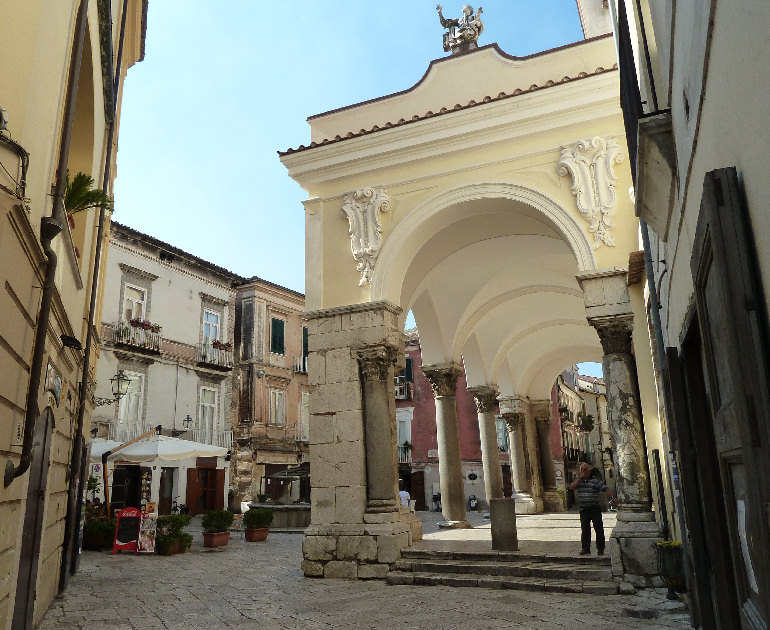 Sant'Agata dei Goti: Piazza Sant'Alfonso