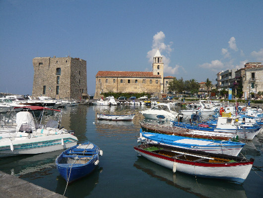 Il porto di Acciaroli con la Chiesa