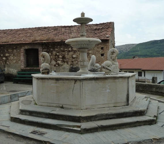 Fontana tre delfini Capaccio capoluog