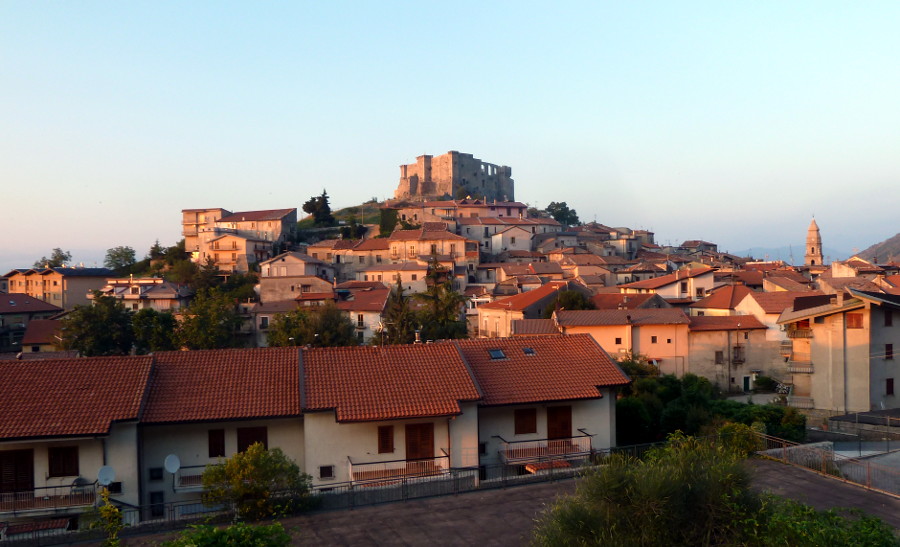 Veduta col Castello di Sicignano degli Alburni all'imbrunire