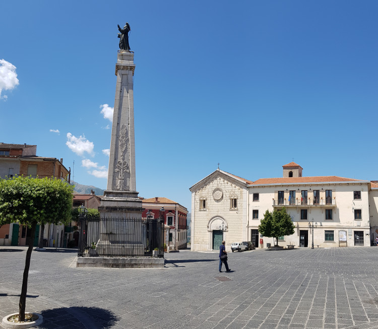 Teggiano Piazza e Obelisco di San Cono